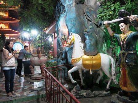 Đầu năm xin lộc ngựa thần