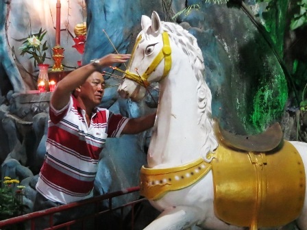 Đầu năm xin lộc ngựa thần