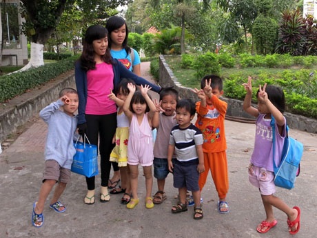 Các bé hân hoan vì sắp được đi chơi ở Đầm Sen