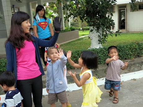Thật khó nhận ra cháu bé từng bị bạo hành giữa bao đứa trẻ hồn nhiên, khỏe mạnh trong Làng