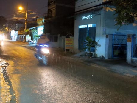 Cơn mưa trái mùa bắt đầu sớm nhất tại quận 12 vào 8h tối 20/2.