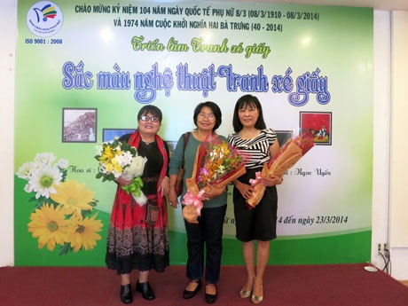 Ba nữ họa sĩ thổi hồn cho giấy vụn: Ngọc Uyển, Thanh Tâm, Liên Hương (từ trái qua)