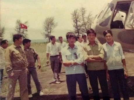 Cơ trưởng Nguyễn Quang Vinh (người thứ 2 từ trái qua) và đồng đội  - Ảnh do gia đình cung cấp.