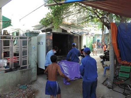 Thi thể nạn nhân được đưa lên bờ, 