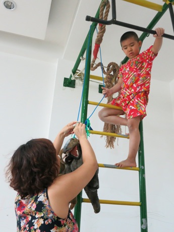 Chị Trần Thanh Hương và 2 con trai Jordan và Jason (phải) - (Ảnh do nhân vật cung cấp)