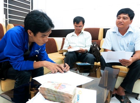 4 năm sau, hai cha con em Thuận tiếp tục chạy đua với tử thần tại BV huyện Củ Chi