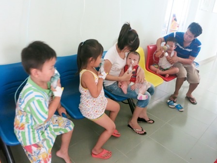 Bệnh nhi bị sởi đang được xông mũi tại khoa Nhi vệ tinh, BV quận Bình Tân