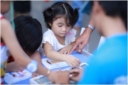 Cả phụ huynh và bé đều hào hứng tham gia các trò chơi tại chương trình