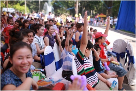 Cả phụ huynh và bé đều hào hứng tham gia các trò chơi tại chương trình