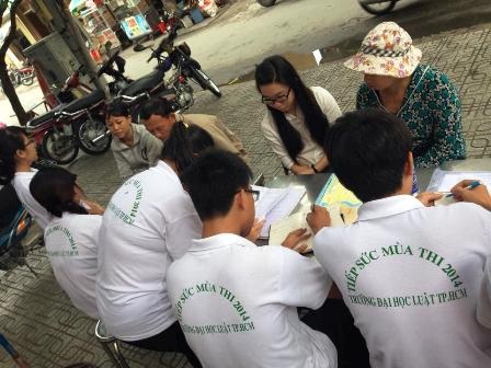 Sinh viên ĐH Luật tiếp sức mùa thi tại điểm thi THCS Khánh Hội A (quận 4)