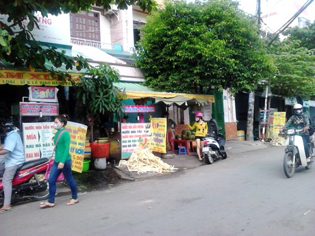 Những xe mía san sát gần trường tiểu học Nguyễn Trãi (quận 12)