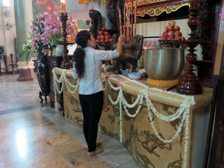 Hàng trăm chuỗi hoa nhài tỏa hương thơm ngát khắp các điện thờ vào tuần lễ Phật đản