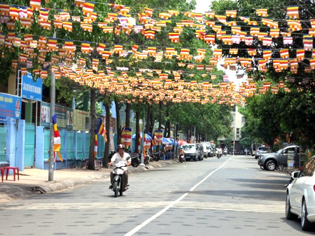 Khắp các nẻo đường tại TPHCM rực rỡ sắc đỏ vàng, đón chào đại lễ Phật đản.