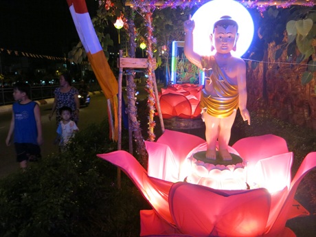 Vườn Lâm Tì Ni tại cổng chùa Chăntarăngsây được thiết kế với quy mô lớn