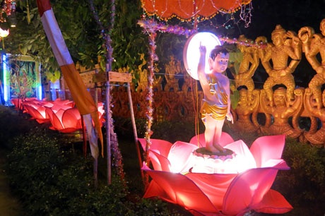 Vườn Lâm Tì Ni tại cổng chùa Chăntarăngsây được thiết kế với quy mô lớn