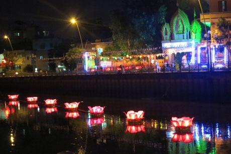 Ánh liên đăng tỏa sáng trước chùa Chăntarăngsây - ngôi chùa Khmer giữa Sài Thành