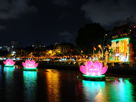 3 đóa sen đỏ lung linh tỏa sáng trước lễ đài Phật đản sanh, chùa Vạn Thọ (quận 1)