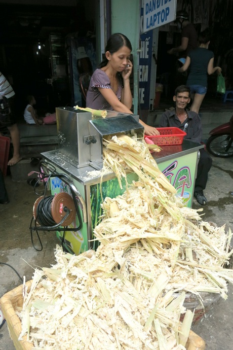 Vào giờ cao điểm, chị Tâm phải huy động cả nhà tham gia: ép mía, dập nắp, cho vào bịch...