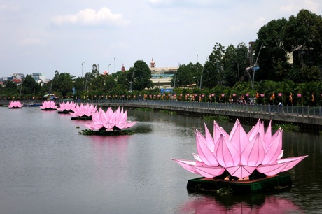 Sen hồng lung linh đón mừng Phật đản