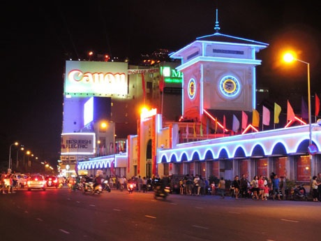 Ban đêm, chợ Bến Thành là một địa chỉ ẩm thực thú vị với nhiều món ăn hấp dẫn, độc đáo