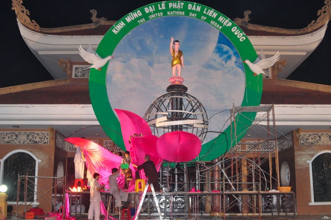 Sen hồng lung linh đón mừng Phật đản - 11 Đóa sen khổng lồ đang được gấp rút hoàn thành tại chùa Hoằng Pháp (huyện Hóc Môn)