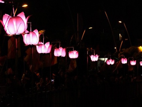 Sen hồng lung linh đón mừng Phật đản - 10 3 đóa sen đỏ lung linh tỏa sáng trước lễ đài Phật đản sanh, chùa Vạn Thọ (quận 1)