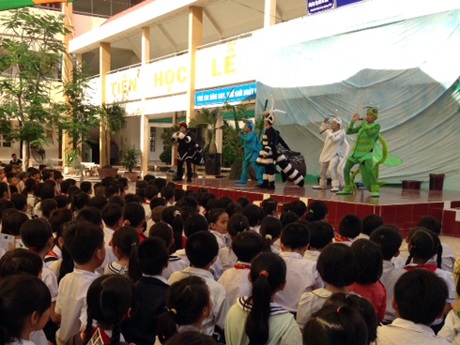 Vở kịch “Kẻ thù tí hon” lưu diễn tại trường tiểu học Vĩnh Lộc B (huyện Bình Chánh)