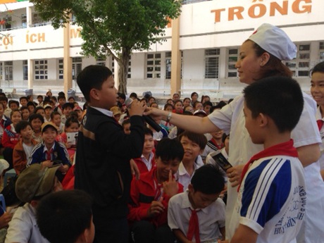 Các em hào hứng trả lời câu đố về bệnh sốt xuất huyết