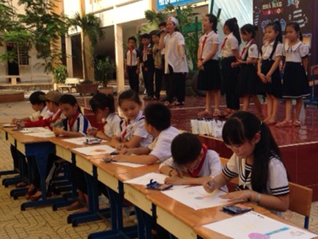 Nhiều em xung phong thi vẽ tranh về bệnh sốt xuất huyết