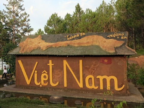 Bản đồ Việt Nam và 2 quần đảo Hoàng Sa, Trường sa trên mái nhà đất sét