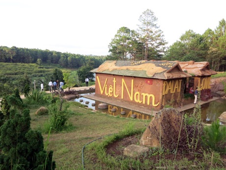 Bản đồ Việt Nam và 2 quần đảo Hoàng Sa, Trường sa trên mái nhà đất sét