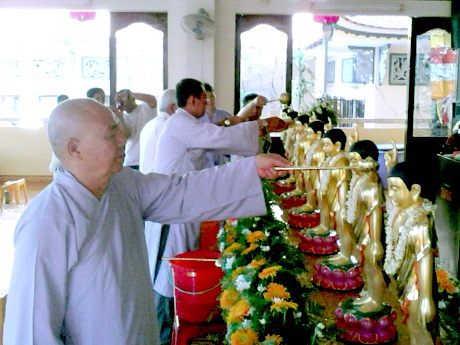 Cuối buổi lễ là nghi thức thả chim bồ câu và bóng bay.