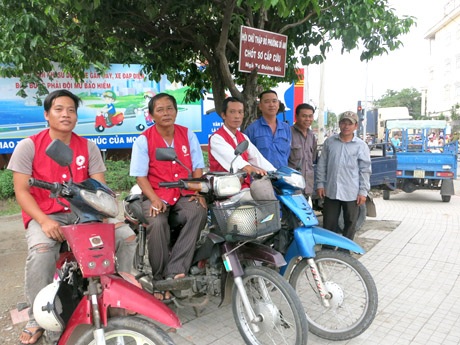 Đội cứu thương bằng… xe ôm, ba gác máy