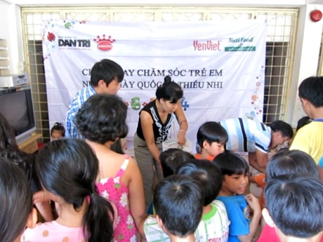 60 phần quà đến với trẻ em mồ côi ở chùa Diệu Giác