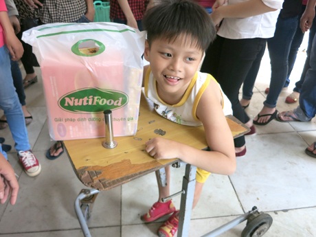 Niềm vui được quà của em nhỏ khuyết tật