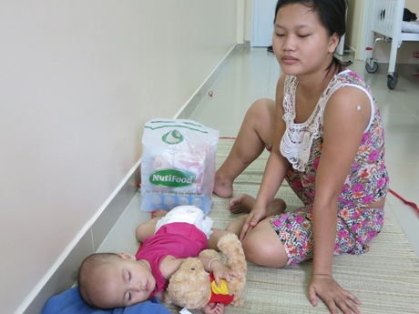 Niềm vui được quà của em nhỏ khuyết tật