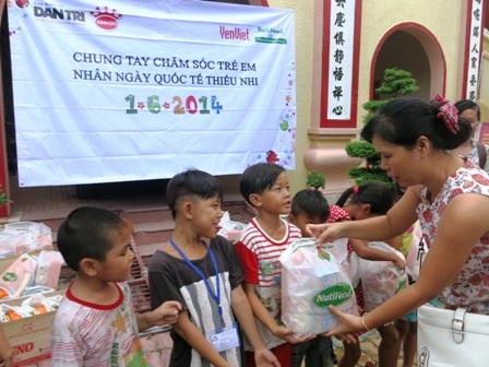 Báo Dân trí chung tay chăm sóc trẻ em nghèo