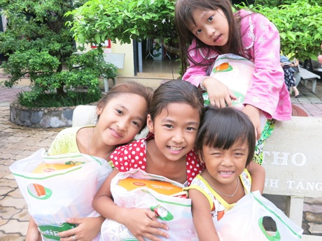 Báo Dân trí chung tay chăm sóc trẻ em nghèo