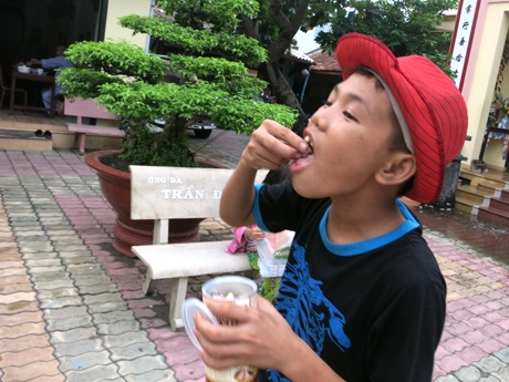 Hồn nhiên mở quà thưởng thức ngay