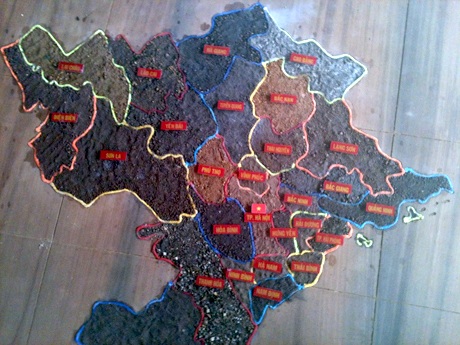 3 tấm bản đồ Việt Nam ghép từ 63 nắm đất nghĩa trang liệ