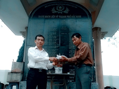 Ông Võ Văn Hải nhận đất từ nghĩa trang liệt sĩ TP. Bắc Ninh