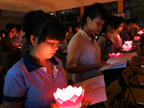 TPHCM: Ngàn thí sinh cầu nguyện bên ngọn nến lung linh