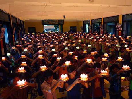 Hàng ngàn ngọn nến trên mang theo lời ước nguyện học hành đỗ đạt, tương lai rộng mở