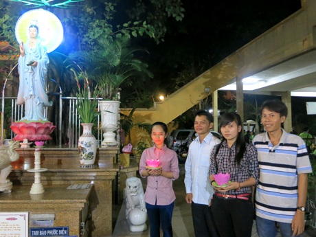 Hàng ngàn ngọn nến trên mang theo lời ước nguyện học hành đỗ đạt, tương lai rộng mở