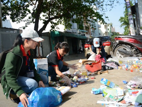 Người dân quận Bình Thạnh nhiệt tình ủng hộ việc thu gom ve chai của Chốt Vui Vẻ