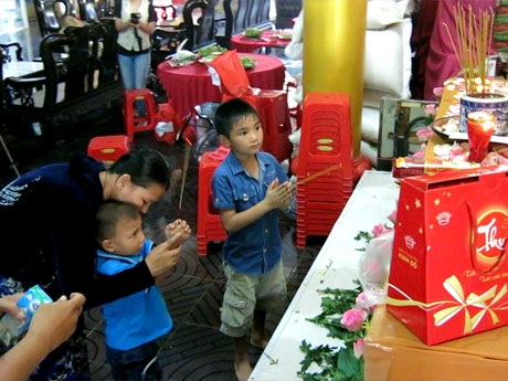 Giỗ lần 4 của bé Nhân Ái: Hứng khởi với nhiều việc thiện mới - 7 Các cha mẹ rưng rưng thắp hương cho con