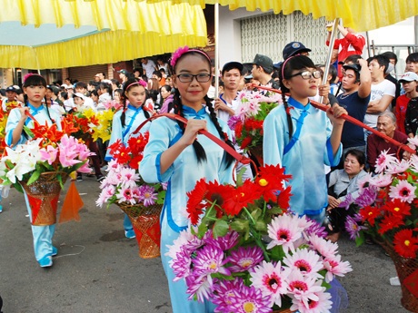 Tưng bừng Lễ hội Nghinh Ông Quan Thánh Đế Quân - 8 Thiếu nữ gánh hoa