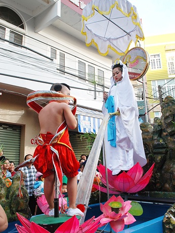 Tưng bừng Lễ hội Nghinh Ông Quan Thánh Đế Quân - 6 Đồng tử bái Quan Âm