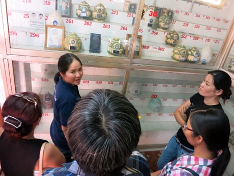 Sau buổi lễ, các cha mẹ lên tháp thăm di cốt của Nhân Ái và các bé Hoa Quỳnh, Nhân Hậu, Thiện Minh.