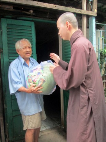 Chùa Diệu Pháp tặng quà cho các gia đình khó khăn tại phường 13, quận Bình Thạnh.